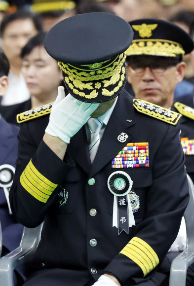 조중묵 소방청장이 16일 오전 경기도 김포시 마산동 김포생활체육관에서 열린 고(故) 오동진 소방위과 심문규 소방장의 합동 영결식에서 눈물을 훔치고 있다. 2018.8.16  연합뉴스