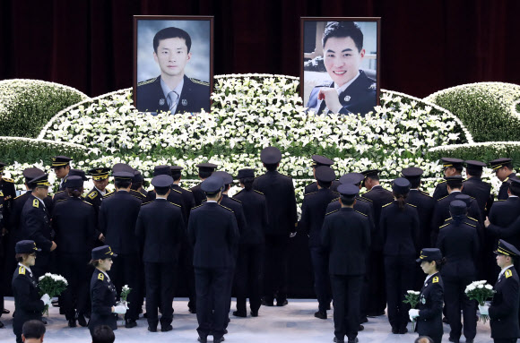 16일 오전 경기도 김포시 마산동 김포생활체육관에서 열린 고(故) 오동진 소방위과 심문규 소방장의 합동 영결식에서 주요 소방당국 관계자들이 헌화하고 있다. 2018.8.16  연합뉴스