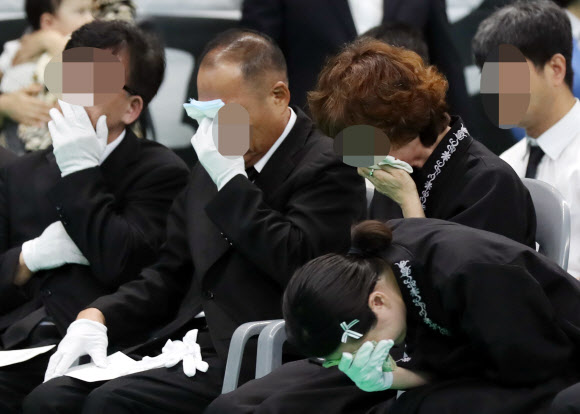 16일 오전 경기도 김포시 마산동 김포생활체육관에서 열린 고(故) 오동진 소방위과 심문규 소방장의 합동 영결식에서 유족들이 오열하고 있다. 2018.8.16  연합뉴스