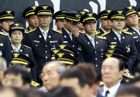 16일 오전 경기도 김포시 마산동 김포생활체육관에서 열린 고(故) 오동진 소방위과 심문규 소방장의 합동 영결식에서 한 소방관이 눈물을 훔치고 있다. 2018.8.16  연합뉴스