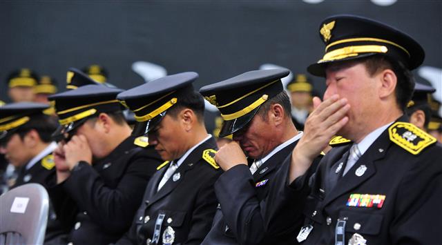 한강 하류에서 구조 활동 중 보트가 전복돼 순직한 故 오동진 소방위과 심문규 소방장의 합동 영결식이 거행된 16일 오전 김포 생활체육관에서 내빈들과 동료 소방대원들이 눈물을 훔치고 있다. 2018.8.16 뉴스1