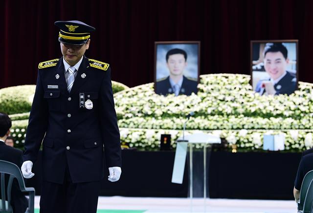 16일 오전 경기도 김포시 마산동 김포생활체육관에서 한강 하류에서 구조 출동 중 보트 전복으로 순직한 오동진 소방위와 심문규 소방장의 영결식이 거행되고 있다. 동료 소방관이 헌화를 마친 뒤 눈물을 흘리며 이동하고 있다. 2018.8.16 뉴스1