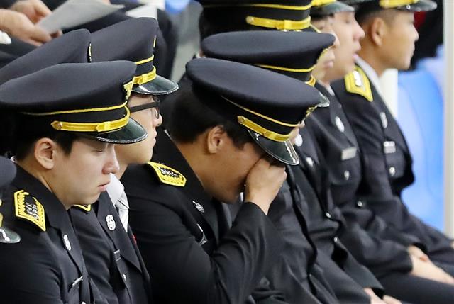 16일 오전 경기도 김포시 마산동 김포생활체육관에서 열린 고(故) 오동진 소방위과 심문규 소방장의 합동 영결식에서 한 소방관이 눈물을 훔치고 있다. 2018.8.16 뉴스1