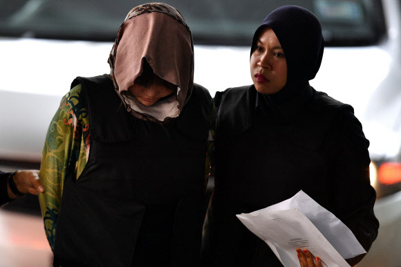 김정은 북한 국무위원장의 이복형 김정남을 살해한 혐의로 재판을 받아 온 베트남 국적 여성 도안 티 흐엉(왼쪽)이 16일(현지시간) 말레이시아 샤알람 고등법원에 들어서고 있다.  AFP 연합뉴스