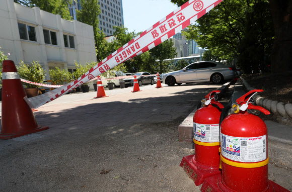 16일 오후 서울 종로구 정부서울청사 지상주차장에 마련된 리콜 대상 중 안전진단을 받지 않은 BMW 자동차 전용 주차구역에 소화기가 설치돼 있다. 행정안전부 청사관리본부는 리콜 대상 BMW 자동차에 대해 15일부터 서울과 세종, 대전, 과천 등 10개 청사 지하주차장 주차를 제한한다. 2018.8.16  연합뉴스