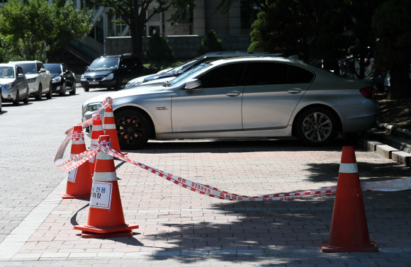 16일 오후 서울 종로구 정부서울청사 지상주차장에 리콜 대상 중 안전진단을 받지 않은 BMW 자동차 전용 주차구역이 마련돼 있다. 행정안전부 청사관리본부는 리콜 대상 BMW 자동차에 대해 15일부터 서울과 세종, 대전, 과천 등 10개 청사 지하주차장 주차를 제한한다. 2018.8.16  연합뉴스