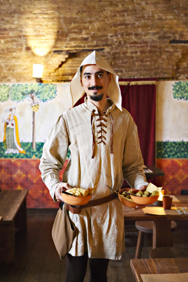 중세 이탈리아 전통복장을 한 레스토랑 종업원.