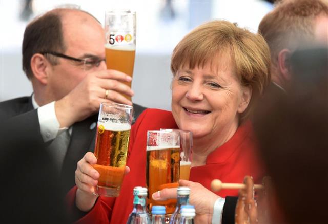 2016년 4월 독일 바이에른주 중부의 잉골슈타트에서 열린 맥주순수령 500주년 기념식에서 앙겔라 메르켈 총리가 기념잔을 들고 건배를 하고 있는 모습.