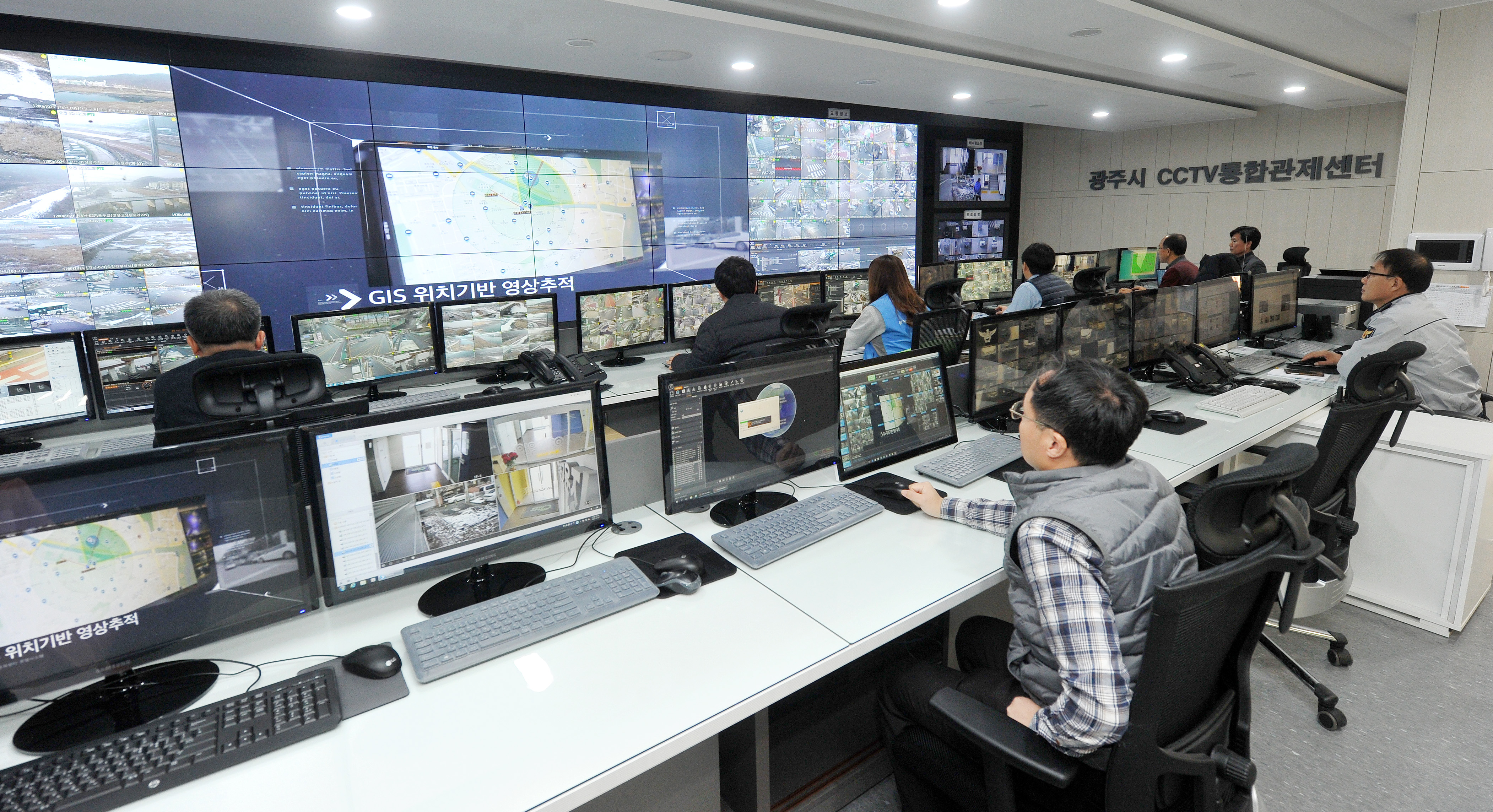 지난해 12월 개소한 광주시 통합관제센터는 현재 2309대의 CCTV를 통합 운영해 절도 및 폭력, 청소년 비위, 성추행 피의자 검거 등 시민의 든든한 안전지킴이 역할을 톡톡히 수행하고 있다.(광주시 제공)