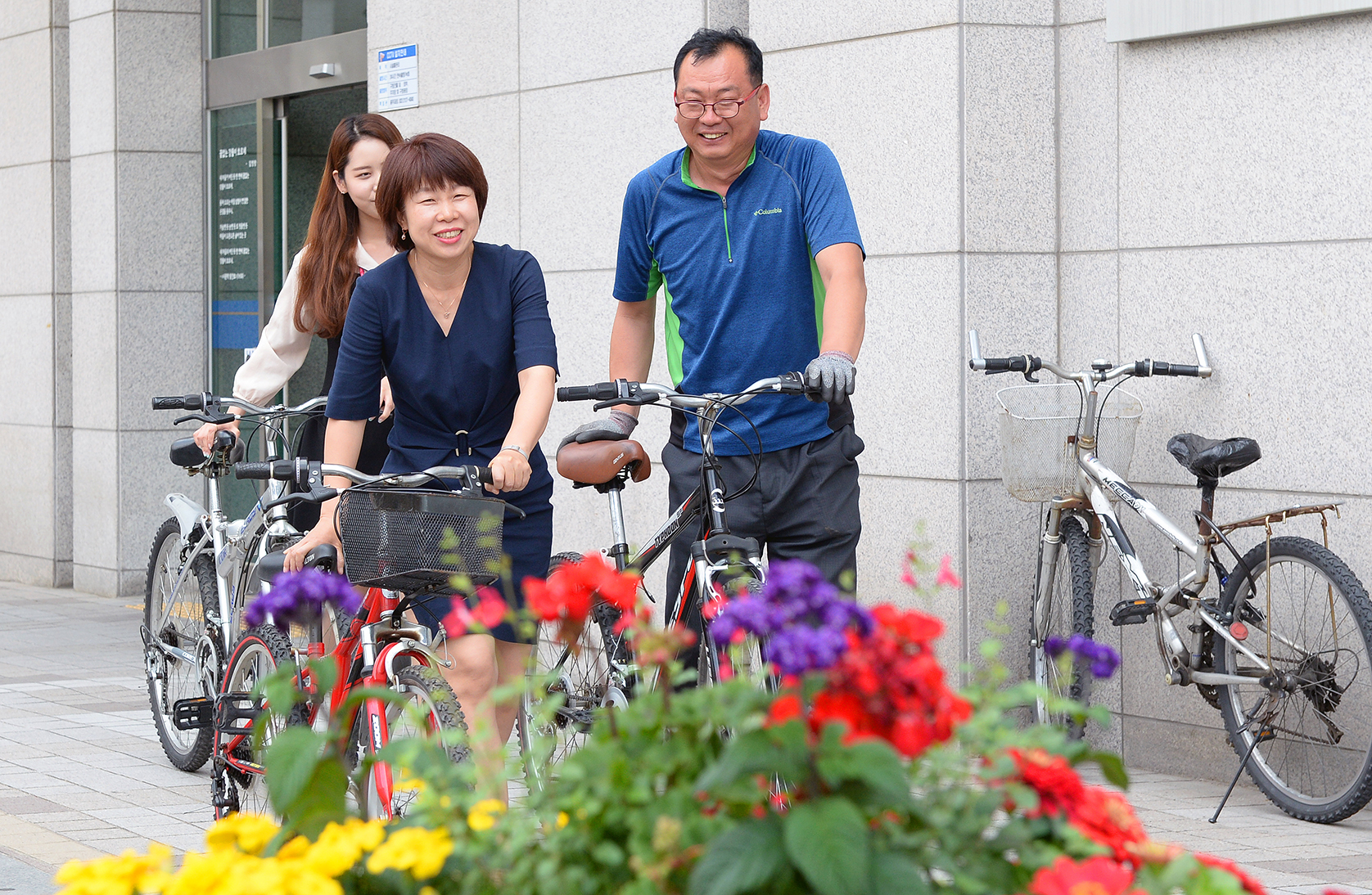 [사진설명]서울 동대문구 직원들이 오는 21일 취약계층에게 재생자전거를 전달하기에 앞서 자전거를 옮기고 있다. 동대문구 제공 