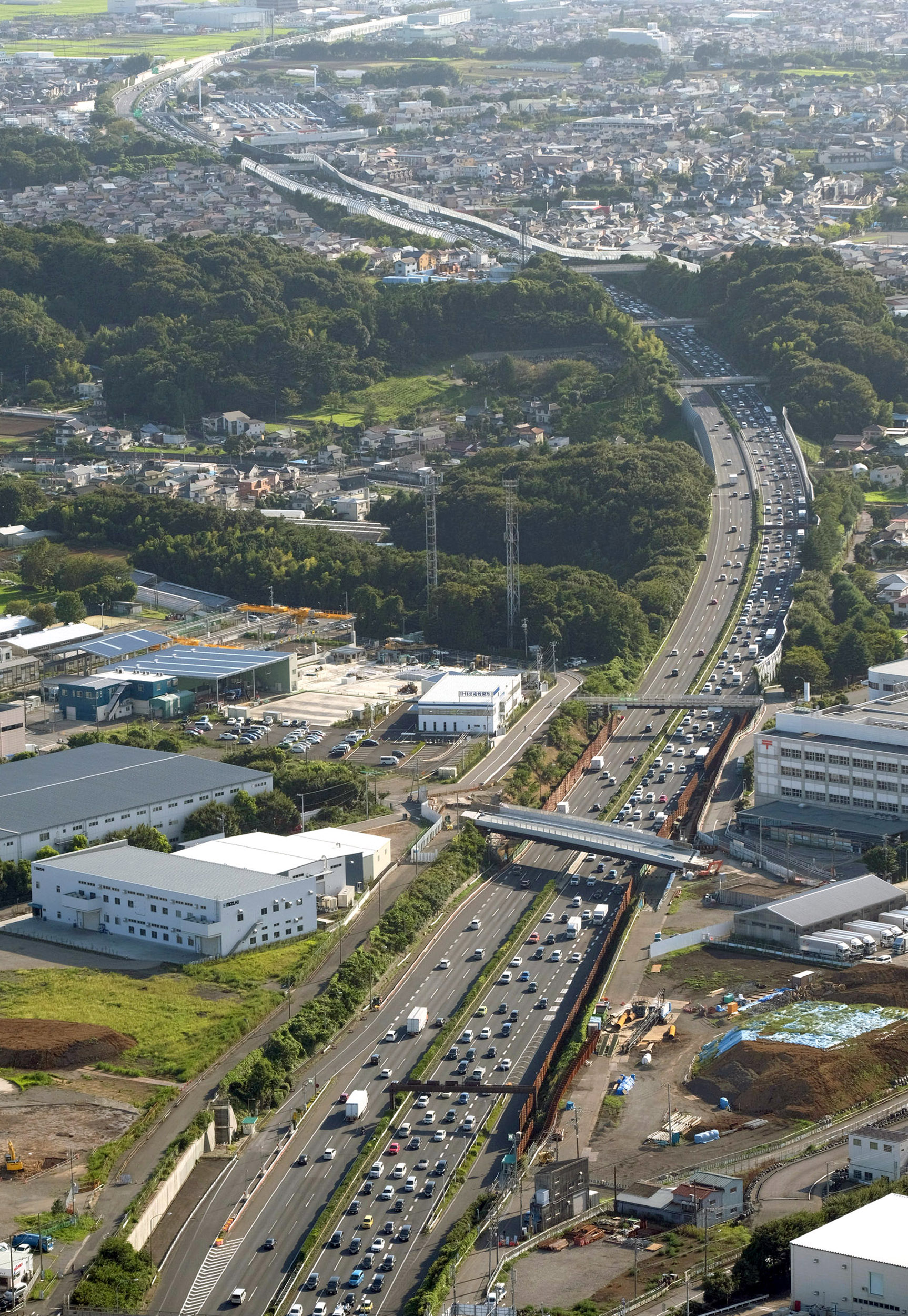 지난 14일 절정에 오른 귀성행렬로 일본의 도메이 고속도로가 정체로 몸살을 앓고 있다. 가나가와현에서 도쿄신문 제공