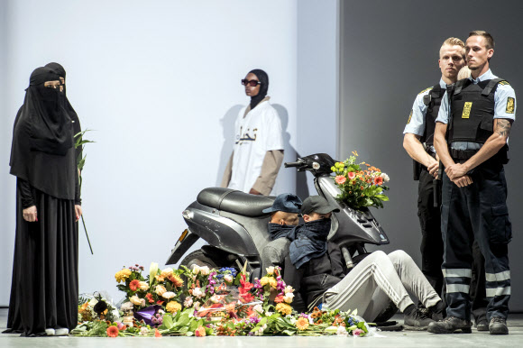 지난 8일 덴마크 코펜하겐에서 열린 한 패션쇼에 이란 태생의 디자이너가 정부의 ‘부르카 금지법’ 시행에 항의하기 위해 부르카와 니캅을 입힌 모델들을 런웨이에 내보냈다.  코펜하겐 AP 연합뉴스 