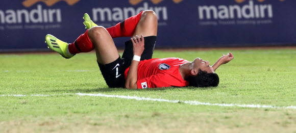 안타까워하는 손흥민