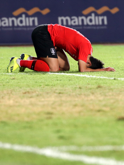 안타까워하는 손흥민