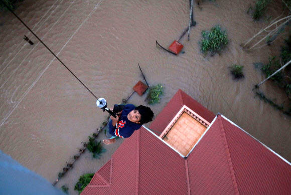 인도 100년만의 대홍수… 350명 넘게 사망