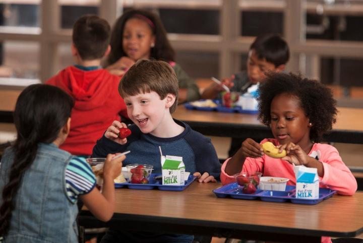 미국 초등학생들이 아침 급식을 먹는 모습 미국 농무부(USDA) 제공