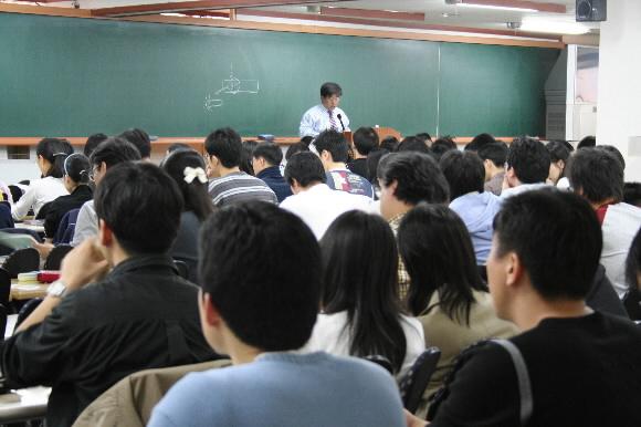 서울 신림동 학원가에서 PSAT 총정리 강의를 듣고 있는 고시생들.  서울신문DB