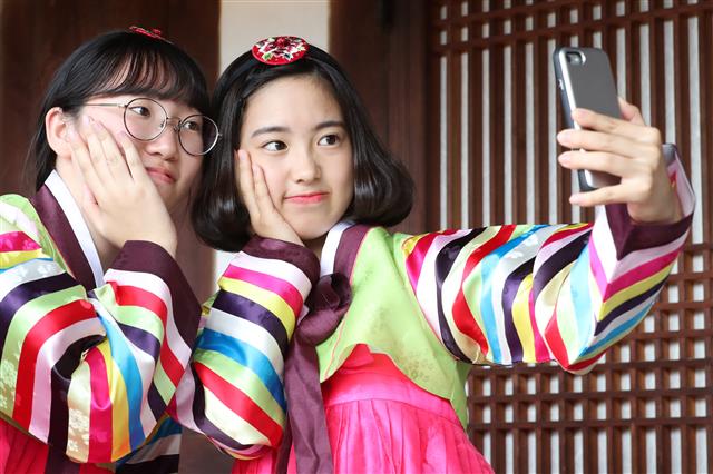 여름방학을 맞아 한국을 방문한 일본 고베(神戶) 쇼잉중학교·고등학교 학생들이 20일 대구 계명대학교 성서캠퍼스 한학촌에서 한복 체험 등 한국 전통문화를 체험하는 시간을 가졌다. 한복을 차려입은 학생들이 기념사진을 찍고 있다. 2018.8.20 뉴스1