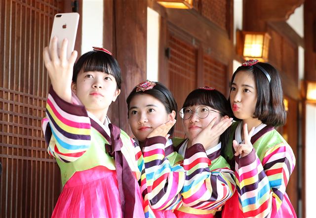 여름방학을 맞아 한국을 방문한 일본 고베(神戶) 쇼잉중학교·고등학교 학생들이 20일 대구 계명대학교 성서캠퍼스 한학촌에서 한복 체험 등 한국 전통문화를 체험하는 시간을 가졌다. 한복을 차려입은 학생들이 기념사진을 찍고 있다. 2018.8.20 뉴스1 