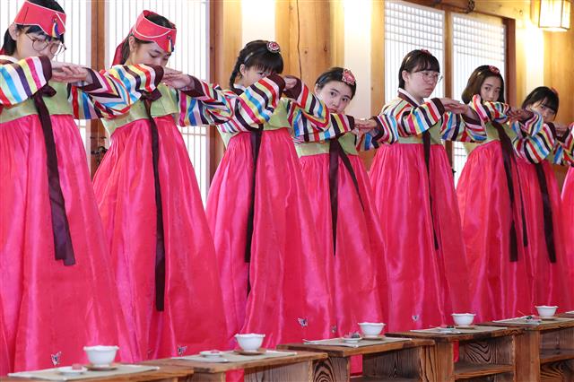 여름방학을 맞아 한국을 방문한 일본 고베(神戶) 쇼잉중학교·고등학교 학생들이 20일 대구 계명대학교 성서캠퍼스 한학촌에서 한복 체험 등 한국 전통문화를 체험하는 시간을 가졌다. 한복을 차려입은 학생들이 세배하는 법을 배우고 있다. 2018.8.20 뉴스1