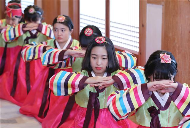 여름방학을 맞아 한국을 방문한 일본 고베(神戶) 쇼잉중학교·고등학교 학생들이 20일 대구 계명대학교 성서캠퍼스 한학촌에서 한복 체험 등 한국 전통문화를 체험하는 시간을 가졌다. 한복을 차려입은 학생들이 세배하는 법을 배우고 있다. 2018.8.20 뉴스1
