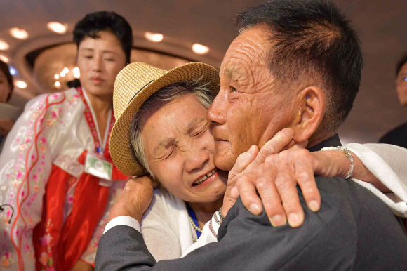 20일 금강산호텔에서 열린 제21차 남북 이산가족 단체상봉 행사에서 남측 이금섬(92) 할머니가 아들 리상철(71)을 만나 기뻐하고 있다. 2018. 8. 20  사진공동취재단