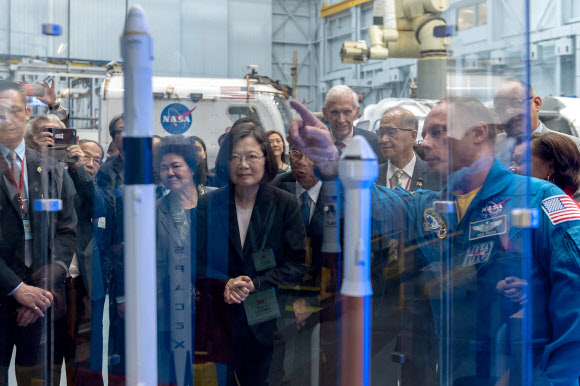 美와 밀착…차이잉원, 대만 총통 첫 NASA 방문