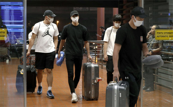일본 남자농구 대표팀 선수 4명이 성매매 사실이 들통 나 귀국하기 위해 20일 자카르타 공항에 들어서고 있다. 자카르타 AP 연합뉴스