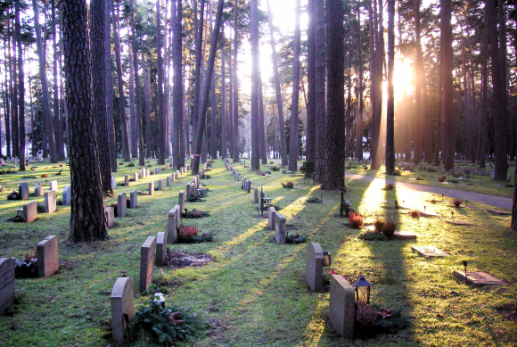 스톡홀름 우드랜드 공원묘지. 소나무 숲속 묘지에 영화 배우 그레타 가르보, 브라세 브란스트롬, 건축가 군나르 아스플룬드 등 스웨덴의 저명한 예술인들이 시민들과 나란히 묻혀 있다.