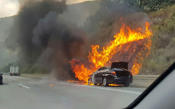 BMW에서 다시 불  20일 오후 경북 문경시 불정동 중부내륙고속도로에서 달리던 BMW에서 불이 나고 있다. 2018.8.20 <br>문경소방서 제공 연합뉴스