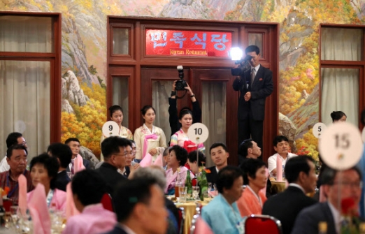 이산가족상봉 취재하는 북측 기자단