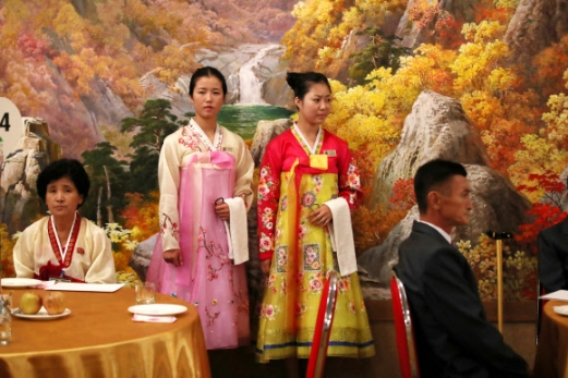 이산가족상봉 준비하는 북한 접대원