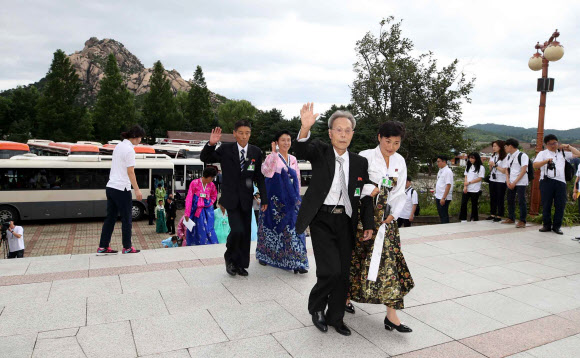 개별상봉 도착한 북측 가족