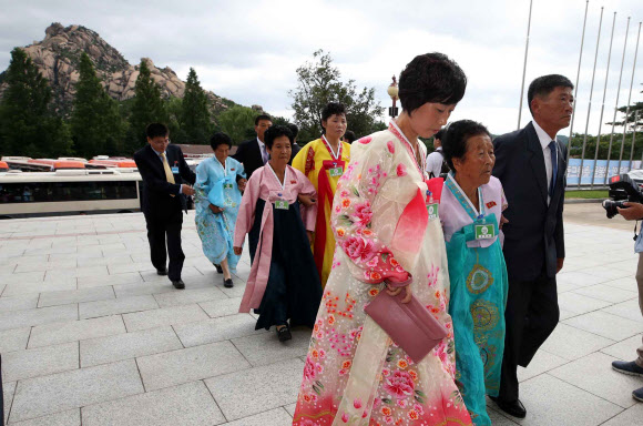 개별상봉 도착한 북측 가족