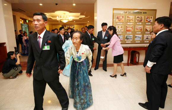 ‘선물 들고 가족 만나러’