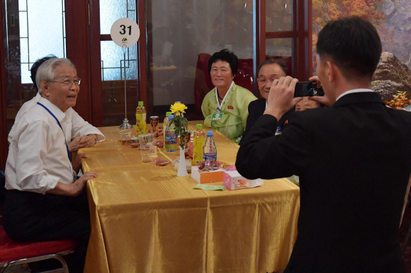 제21차 남북 이산가족 상봉 행사 이틀째인 21일 금강산호텔에서 열린 단체 상봉 행사에서 남측 박갑일(79) 할아버지 가족이 기념 촬영을 하고 있다. 2018. 8. 21 사진공동취재단