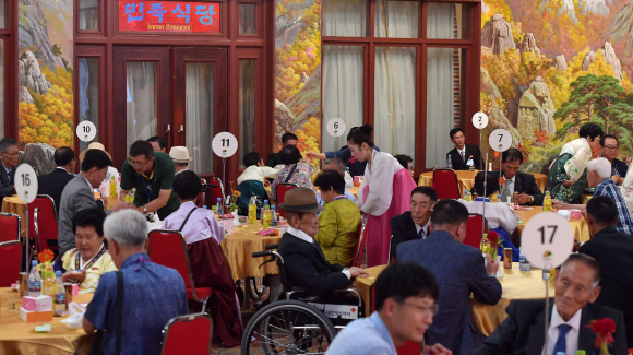 제21차 남북 이산가족 상봉 행사 이틀째인 21일 금강산호텔에서 열린 단체 상봉 행사에서 상봉단이 담소를 나누고 있다. 2018. 8. 21 사진공동취재단