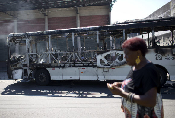 브라질 리우 빈민가 범죄조직 퇴치 작전… 불타버린 버스 