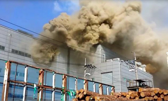 21일 오후 3시 43분께 인천시 남동구 한 전자제품 제조 공장에서 불이 나 소방당국이 진화에 나섰다. 2018.8.21  인천소방본부 제공
