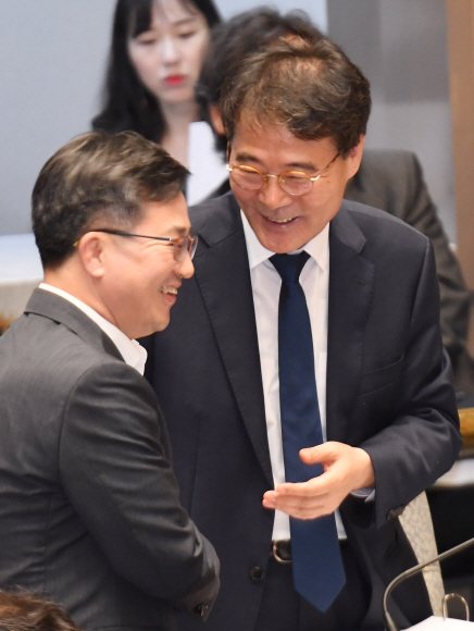 경제정책에 대한 갈등설을 빚고 있는 김동연경제부총리와 장하성 청와대정책실장이 22일 국회 예결위에서 만나 인사를 나누고 있다.2018.8.22 김명국선임기자 daunso@seoul.co.kr