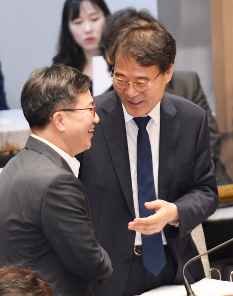 경제정책에 대한 갈등설을 빚고 있는 김동연경제부총리와 장하성 청와대정책실장이 22일 국회 예결위에서 만나 인사를 나누고 있다.2018.8.22 김명국선임기자 daunso@seoul.co.kr