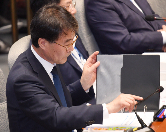 장하성 청와대정책실장이 22일 국회 예결위에서 참석하여 자료를 보고 있다.2018.8.22 김명국선임기자 daunso@seoul.co.kr