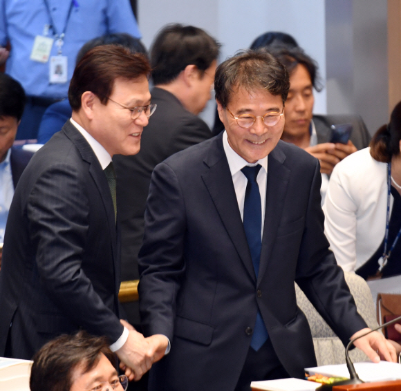 장하성 청와대정책실장이 22일 국회 예결위에서 최종구 금융위원장과 인사를 하고 있다.2018.8.22 김명국선임기자 daunso@seoul.co.kr