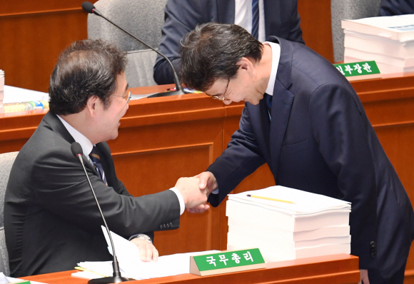 장하성 청와대정책실장이 22일 국회 예결위에서 이낙연 국무총리와 인사를 하고 있다.2018.8.22 김명국선임기자 daunso@seoul.co.kr