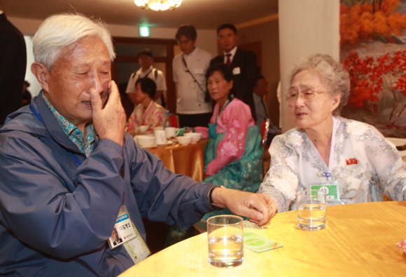 제21차 이산가족 상봉행사 1회차 마지막날인 22일 오후 고성 금강산호텔에서 열린 작별상봉에서 김병오순(88)할아버지가  북측에서 온 동생 김순옥(81)할머니가 헤어짐을 아쉬워하며 눈물을 흘리고 있다. 2018. 8. 22 사진공동취재단