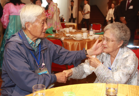 제21차 이산가족 상봉행사 1회차 마지막날인 22일 오후 고성 금강산호텔에서 열린 작별상봉에서 김병오순(88)할아버지가  북측에서 온 동생 김순옥(81)할머니가 헤어짐을 아쉬워하며 눈물을 흘리고 있다. 2018. 8. 22 사진공동취재단