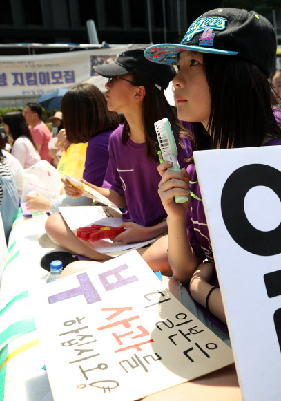 서울 종로구 옛 일본대사관 앞에서 일본군 성노예제 문제 해결을 위한 정기 수요시위에 학생들이 참석한 모습. 연합뉴스 자료사진