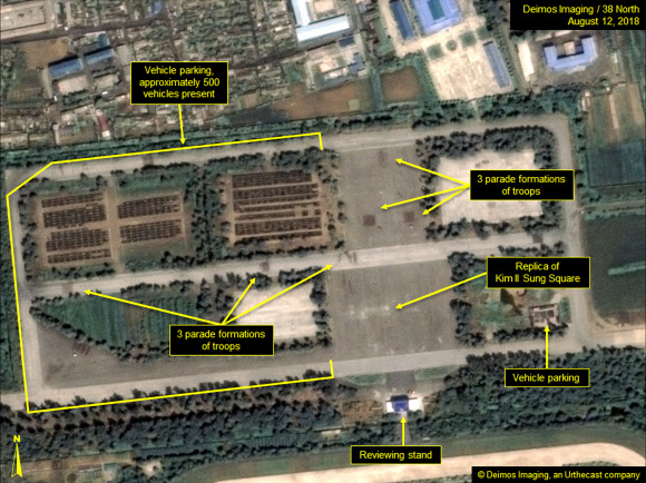 38노스가 공개한 지난 12일 평양 미림비행장 일대 모습. 왼쪽 윗편에 대규모 차량이 보인다. 연합뉴스  