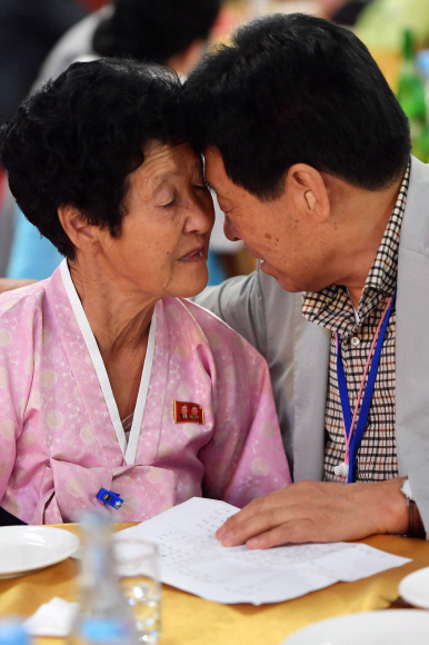 제21차 남북 이산가족 제1차 상봉 행사 마지막날인 22일 금강산호텔에서 남측 김춘식(87) 할아버지가 북측 동생 김춘실(77) 할머니와 대화하고 있다. 2018. 8. 22 사진공동취재단