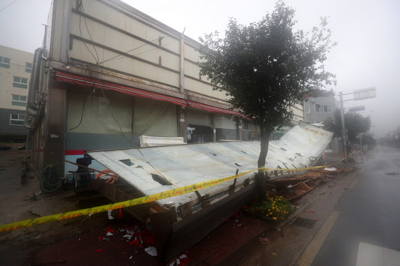 강풍에 떨어진 대형간판